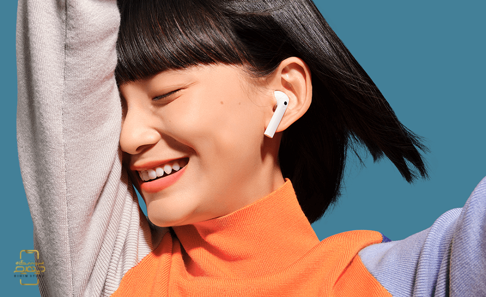 redmi Buds3 روی گوش یک خانم