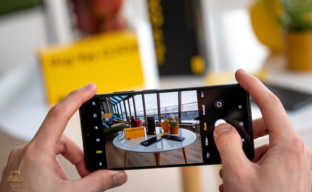poco x4 pro در دست